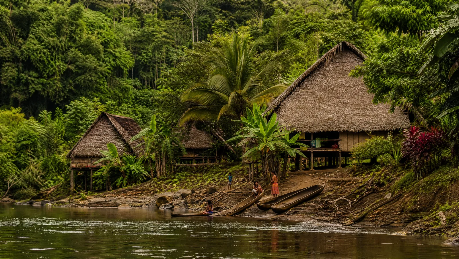 Comunidad Emberá a orillas del río Chagres